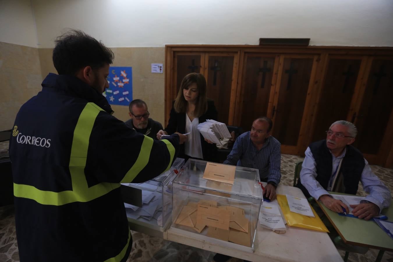 Fotos: Jóvenes y mayores pasan por los colegios electorales