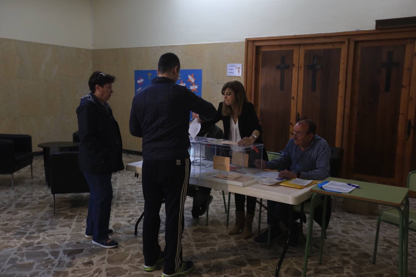 Fotos: Jóvenes y mayores pasan por los colegios electorales