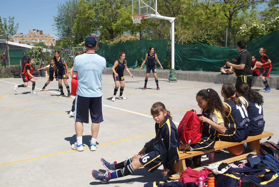 Las mejores imágenes del encuentro entre el San Juan Evangelista y el Jesús Gutenberg