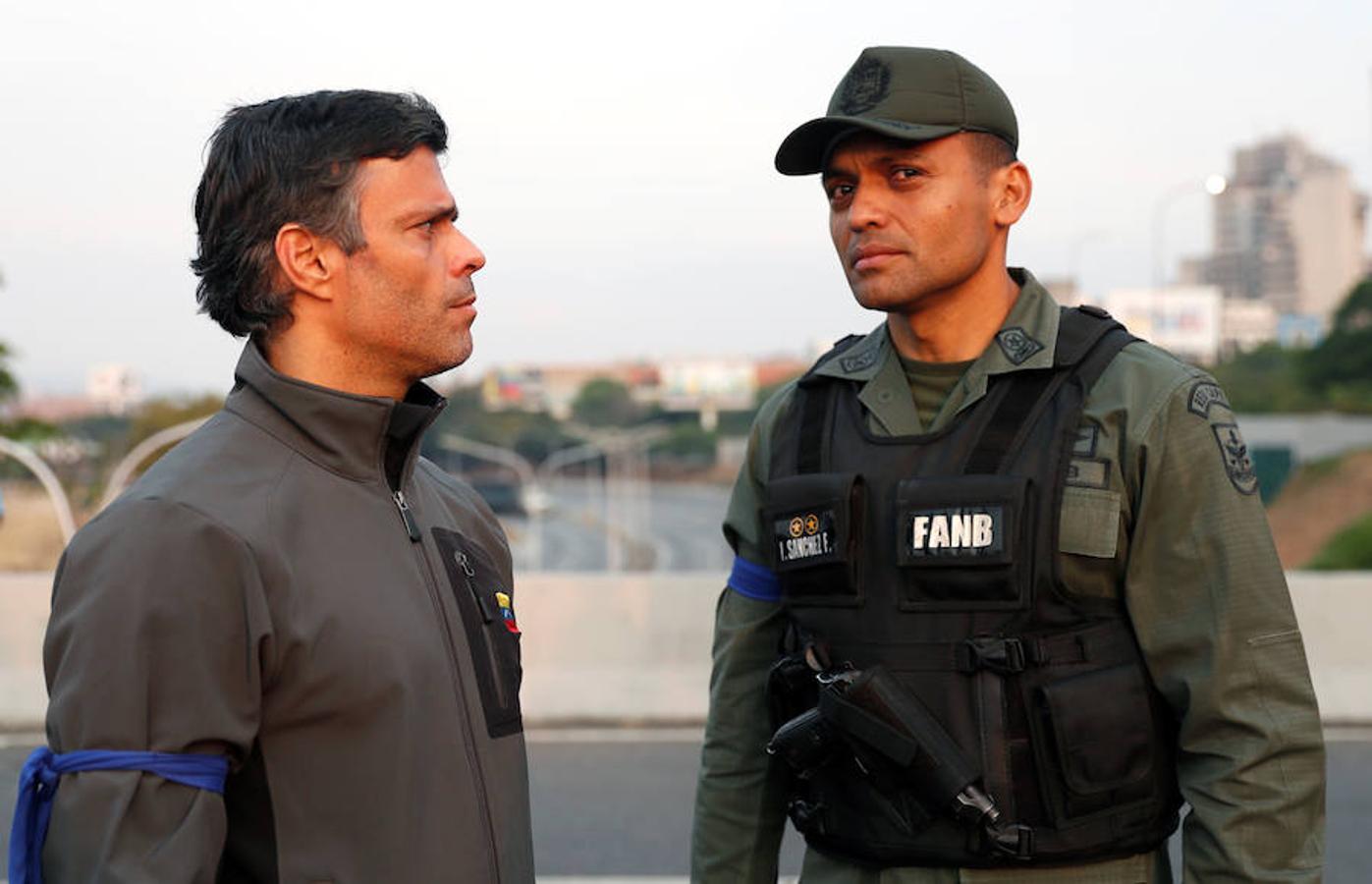 López, junto a uno de los militares que le acompañan en la base aérea. 