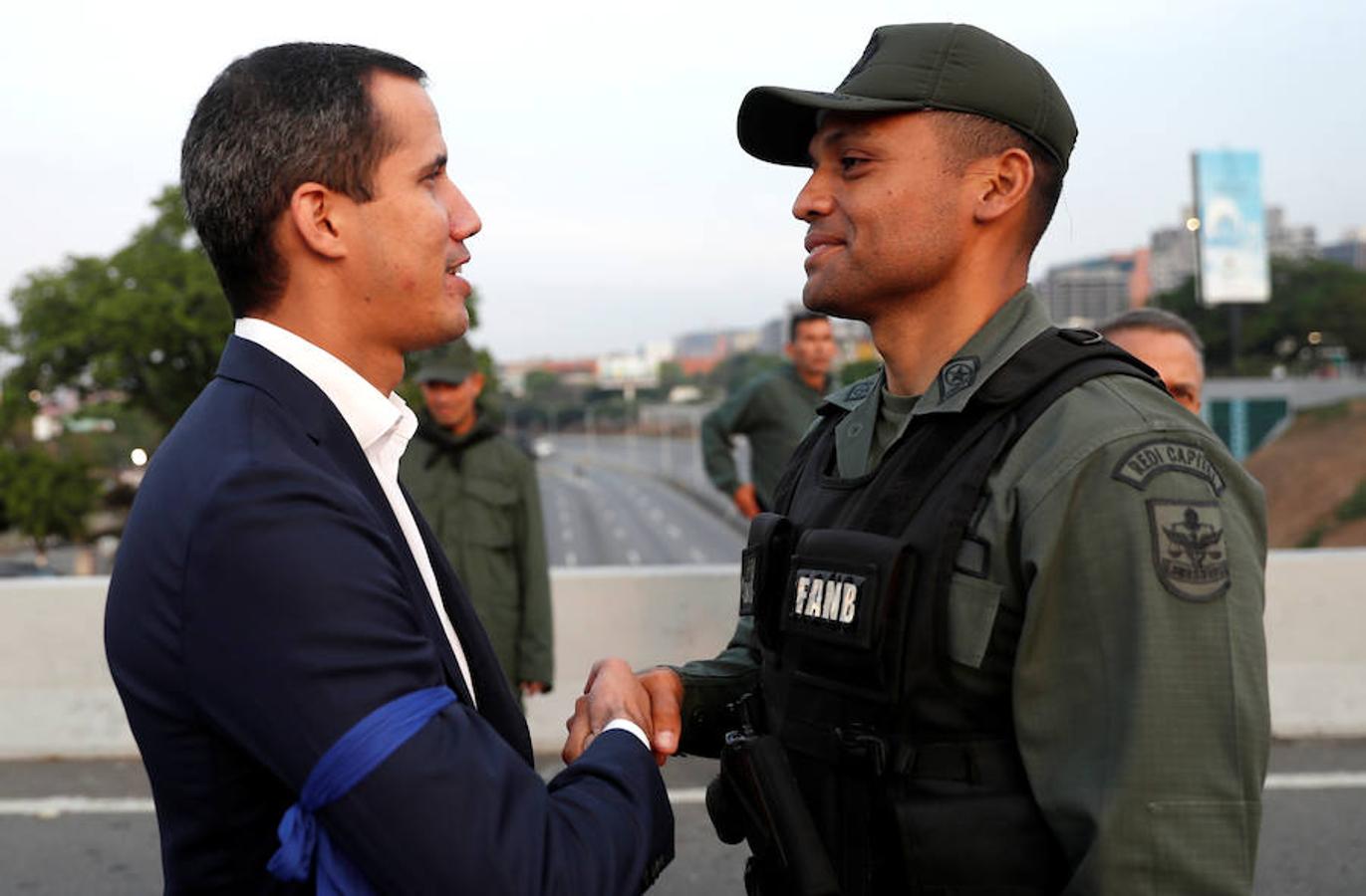 Guaidó saluda a uno de los militares en La Carlota. 