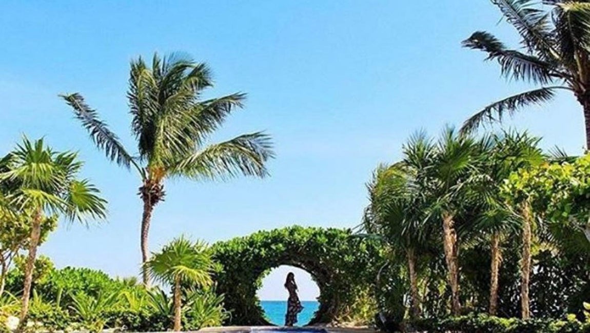 Piscina subterránea. Además de recortarse con el mar, en el hotel hay muchas piscinas: algunas exteriores, otras interiores y una subterránea