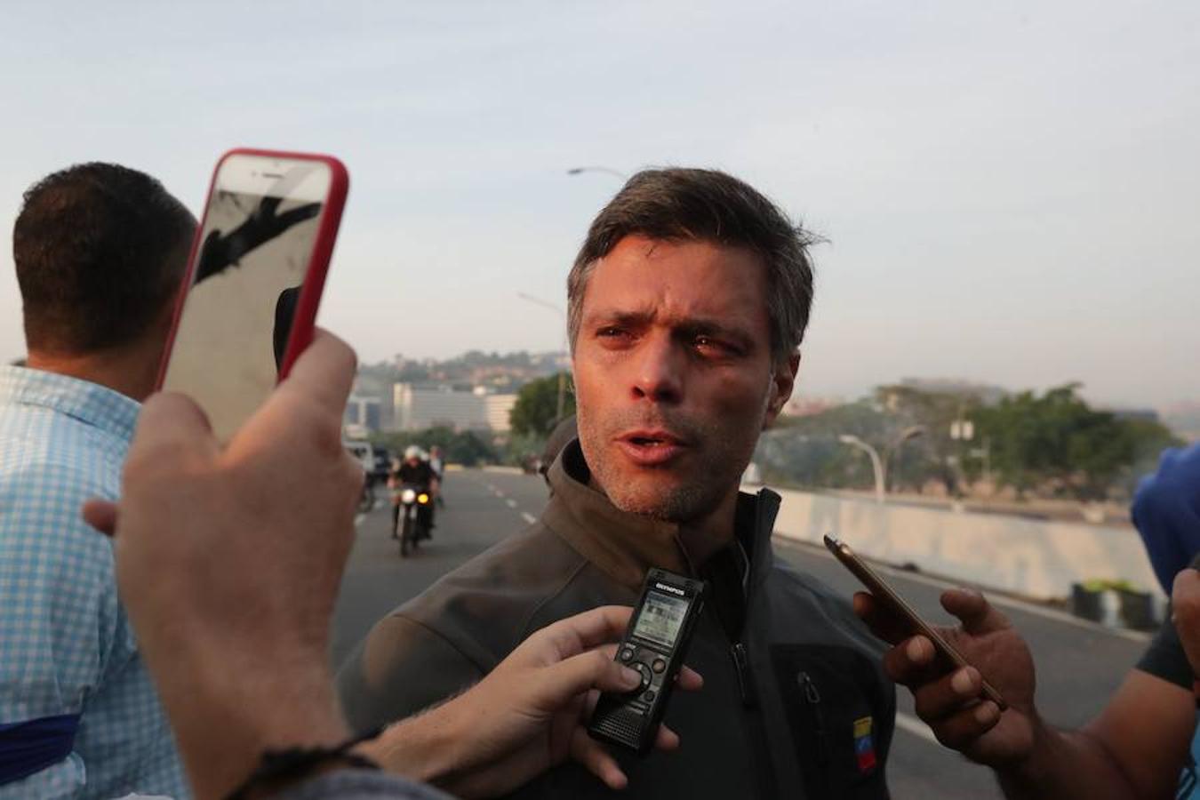 Leopoldo López atiende a los medios de comunicación. 