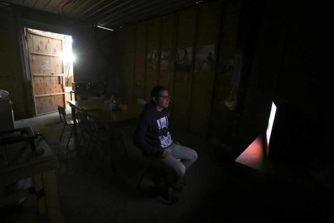 Un ciudadano venezolano residente en Chile sigue las noticias en directo sobre La Carlota. 