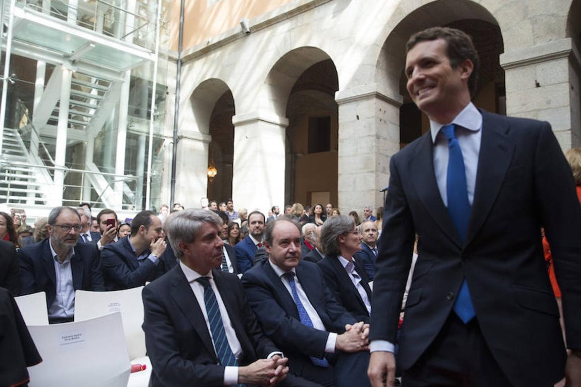 Las imágenes más destacadas de los actos oficiales del Dos de Mayo en Madrid. El Dos de Mayo ha sido el escenario del reencuentro entre el expresidente de la Comunidad de Madrid, Ángel Garrido y el líder del PP, Pablo Casado, tras el fichaje del primero por Ciudadanos. Ambos han evitado saludarse, al menos públicamente.
