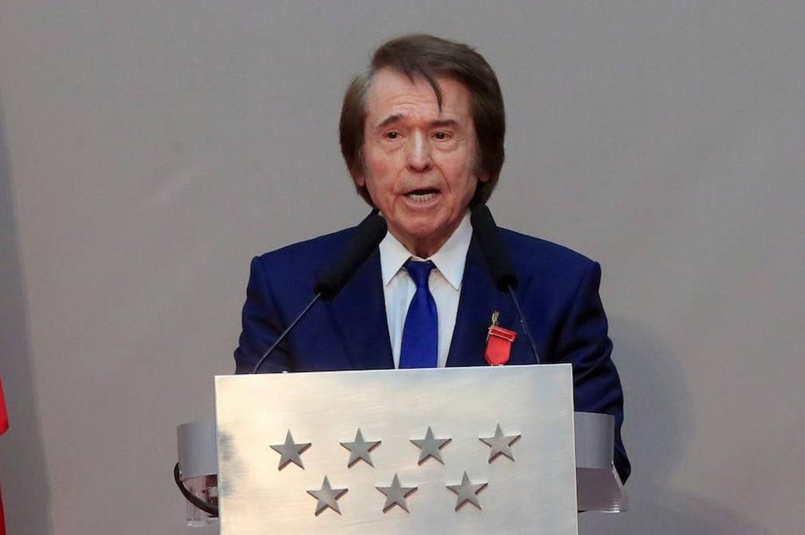 Las imágenes más destacadas de los actos oficiales del Dos de Mayo en Madrid. El cantante Raphael ha sido uno de los galardonados con la Medalla de Oro de la Comunidad de Madrid por su dilatada trayectoria