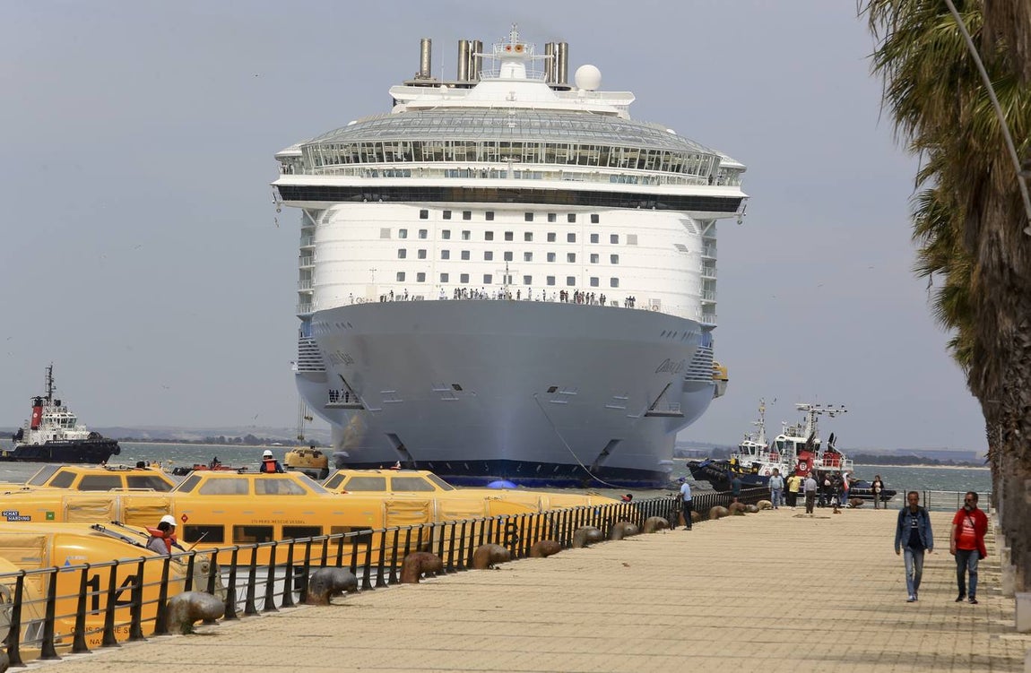 FOTOS: El Oasis zarpando de Cádiz