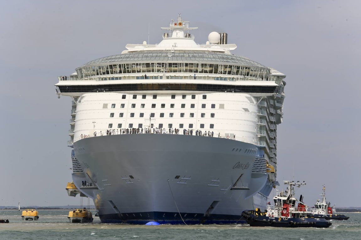 FOTOS: El Oasis zarpando de Cádiz