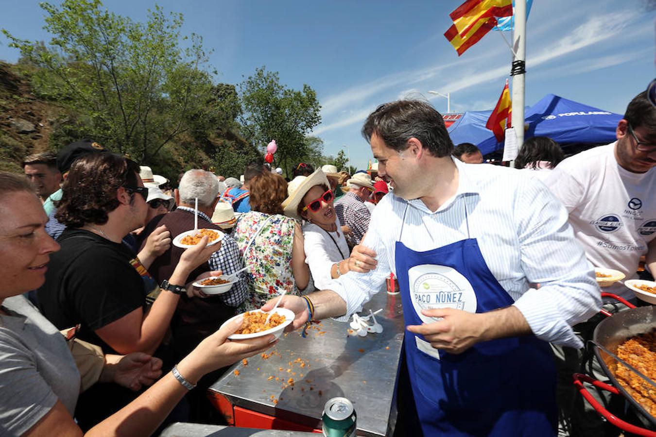 Tiempo veraniego, miles de personas y aroma a elecciones en el Valle