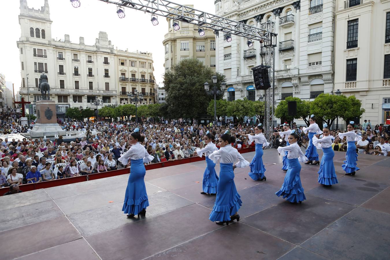 La actuación de las academias de baile de Córdoba en las Tendillas, en imágenes