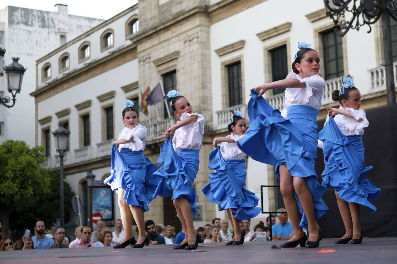 La actuación de las academias de baile de Córdoba en las Tendillas, en imágenes