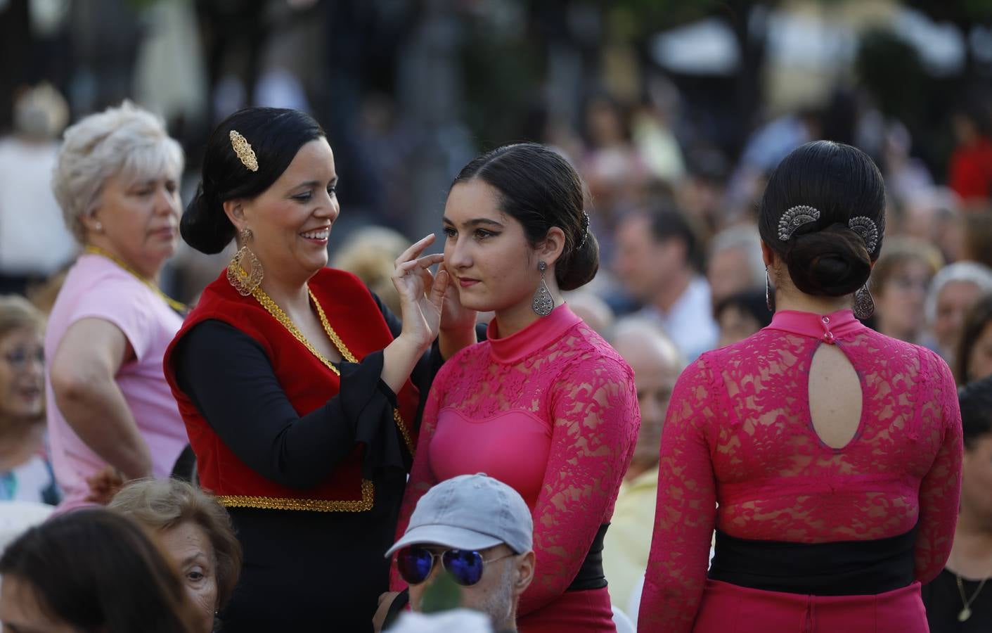 La actuación de las academias de baile de Córdoba en las Tendillas, en imágenes