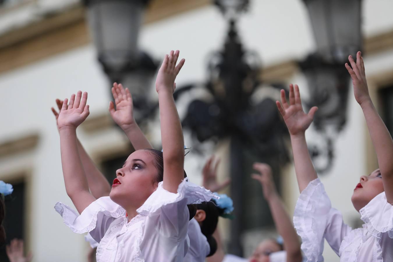 La actuación de las academias de baile de Córdoba en las Tendillas, en imágenes