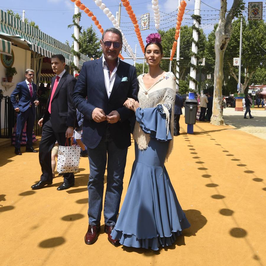 En imágenes, los famosos se dejan ver por el Real de la Feria