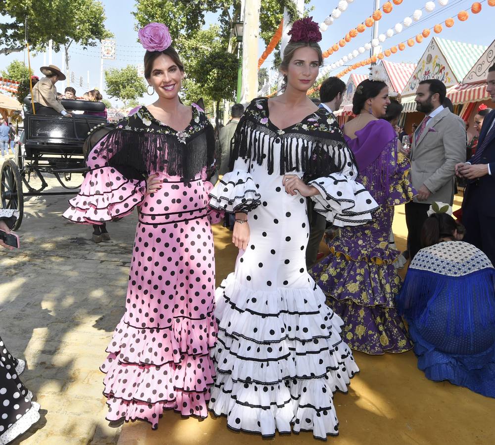 En imágenes, los famosos se dejan ver por el Real de la Feria