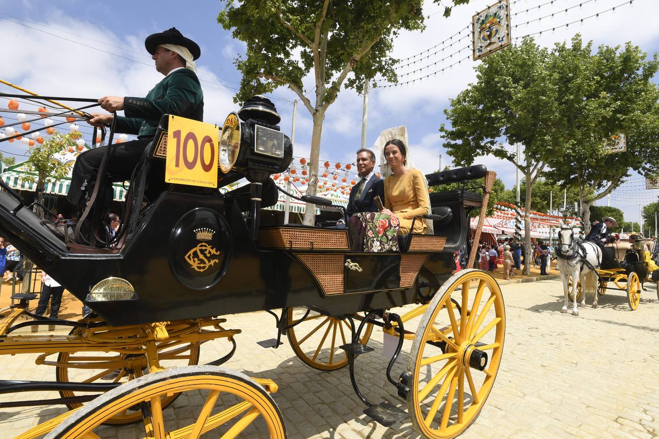 En imágenes, los famosos se dejan ver por el Real de la Feria