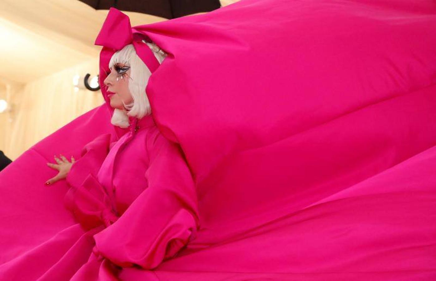 Lady Gaga llevó cuatro atuendos diferentes, siendo su vestido fucsia el más llamativo. 