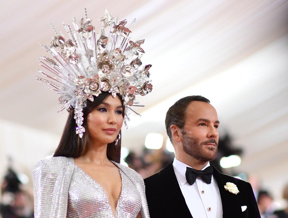 Gemma Chan. La actriz y ex modelo llegó a la gala con Tom  Ford y brillaba de pies a cabeza. Lo más destacado de su "look": sus joyas de Forevermark. Llevaba un anillo Premier Gem de esmeraldas con piedras laterales. En una mano lucía un brazalete de cuatro cuerpos de platino y diamantes. En la otra una pulsera de diamantes brillantes redondos engastados en platino y oro blanco de 18 quilates