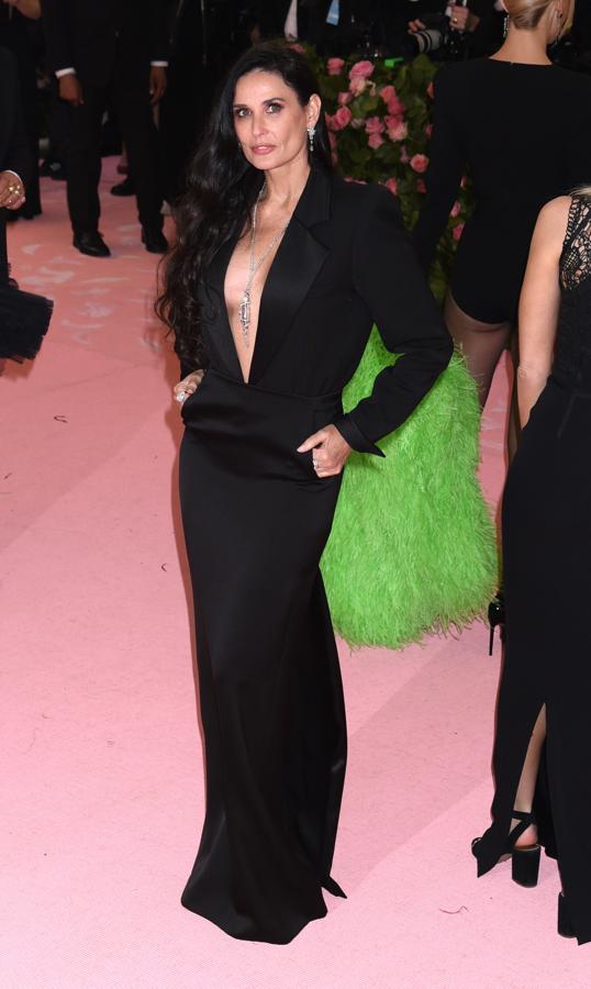 Demi Moore. El joyero de la actriz es de Harry Winston. El elemento más importante de su indumentaria fue el collar Platinum Secret Cluster Diamond con diamantes de 20.27 quilates en un un frasco de cristal de roca tallado a mano y suspendido en la joya, que llebaba incrustados 469 diamantes de talla marquesa, en forma de pera y brillantes redondos. Sus pendientes y anillos también son de diamantes y pertenecen a la misma marca