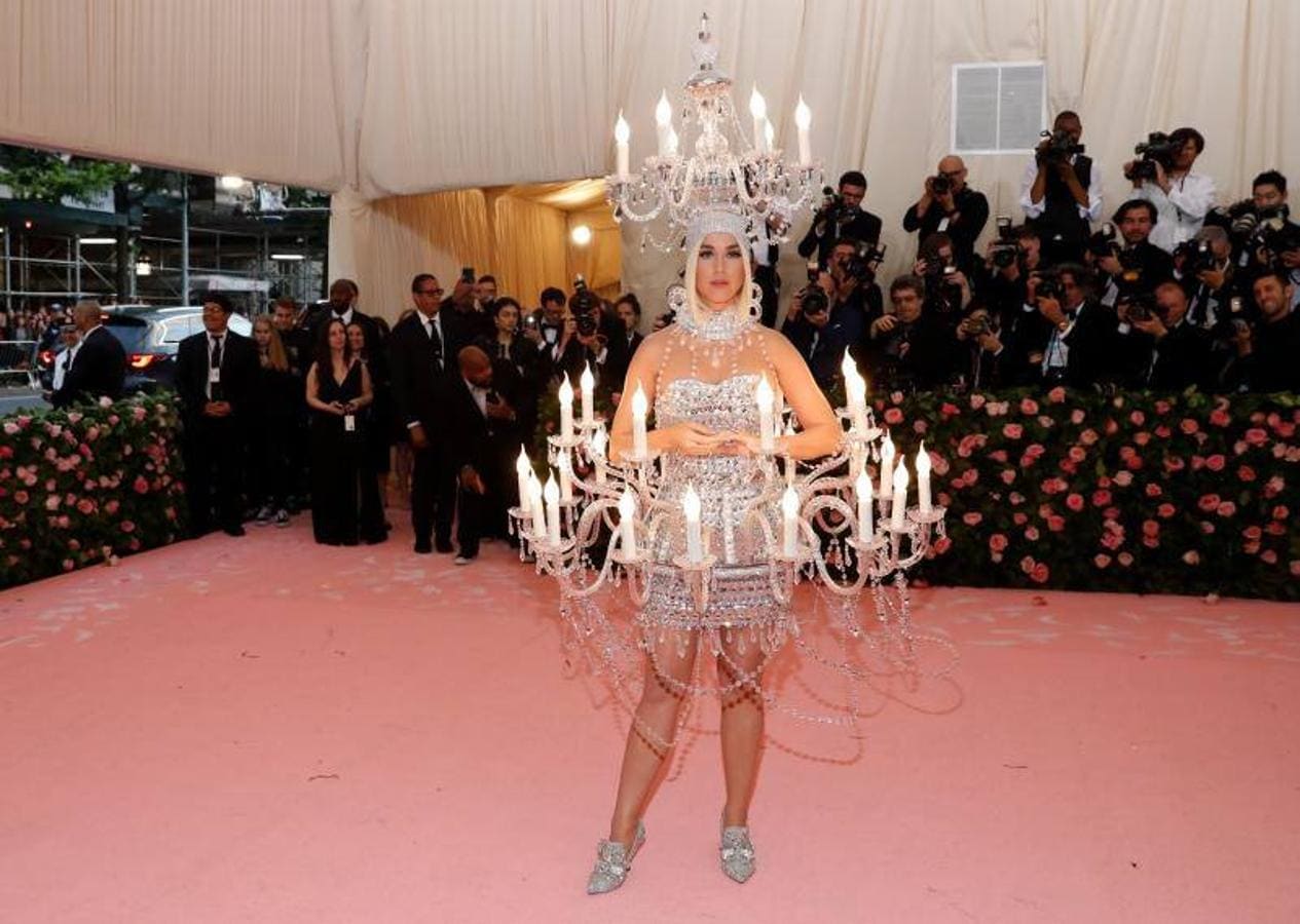 Katy Perry con un «vestido-candelabro». 