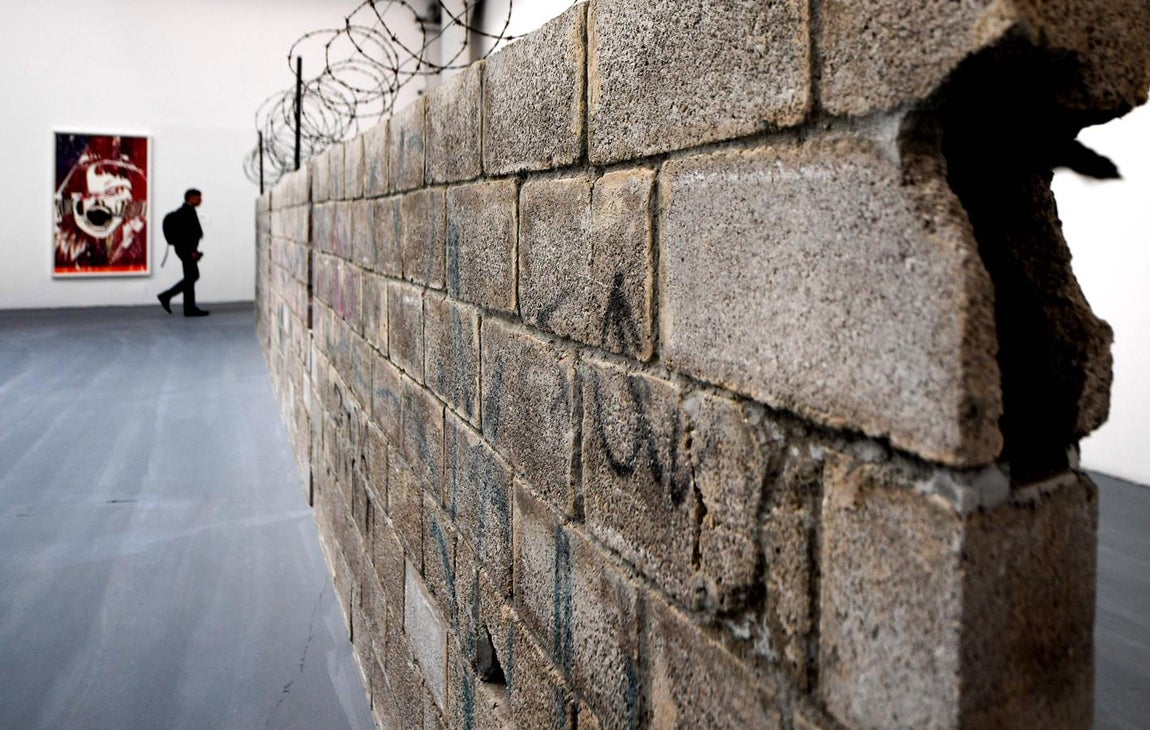 «Muro Ciudad Juarez, 2010», de la artista mexicana Teresa Margolles. 