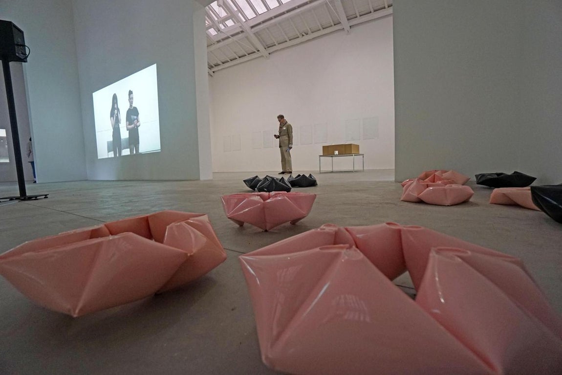 Vista del pabellón español, donde exponen Itziar Okariz y Sergio Prego. 