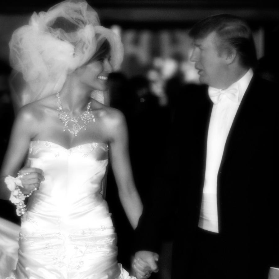 Melania Trump. Cuando la hoy primera dama de Estados Unidos se casó con Donald Trump llevaba un vestido diseñado por John Galiano para la casa Dior que costó entonces 100.000 dólares (89.300 euros al cambio)