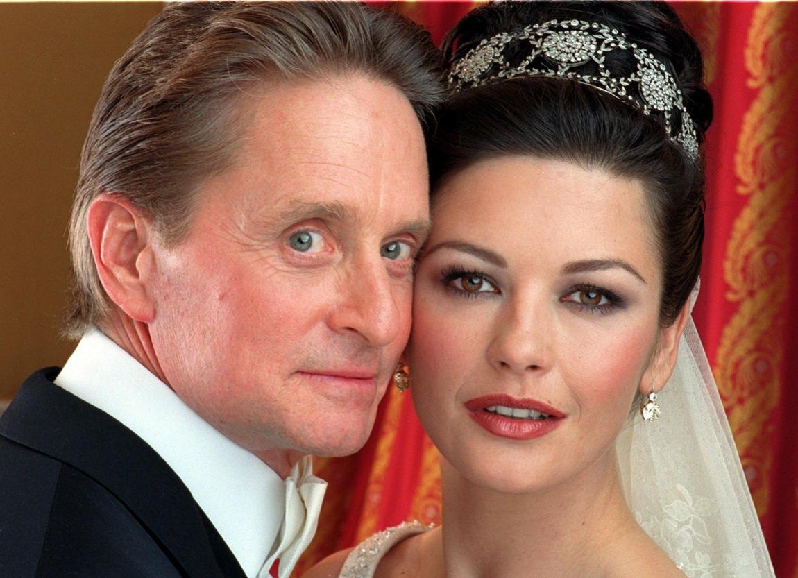 Catherine Zeta-Jones. Se casó en el año 200 con el también actor Michael Douglas y llevaba un vestido de Christian Lacroix valorado en 150.000 euros