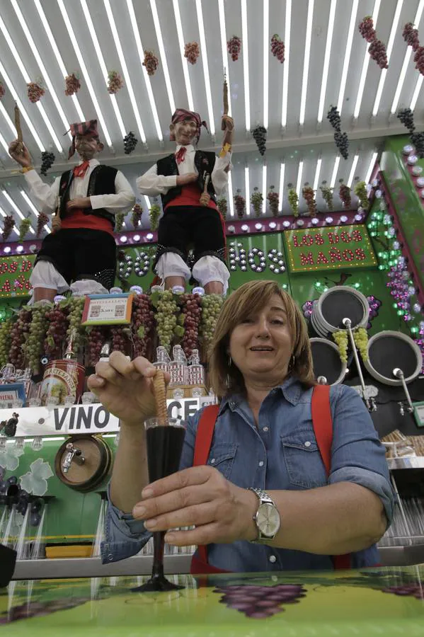 En imágenes, el ambiente de la calle del Infierno en la Feria de Sevilla