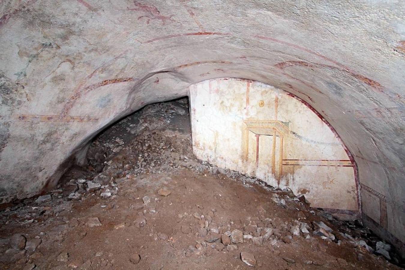 Se trata de una estancia abovedada, bien conservada y ricamente decorada, con recuadros en rojo sobre fondo blanco que contienen en su interior figuras mitológicas pintadas con intensos colores. La pintura más representativa es la que precisamente ha dado nombre a la habitación, una solitaria esfinge que se erige sobre lo que parece ser un «betilo», un objeto sacro de forma cónica.. 