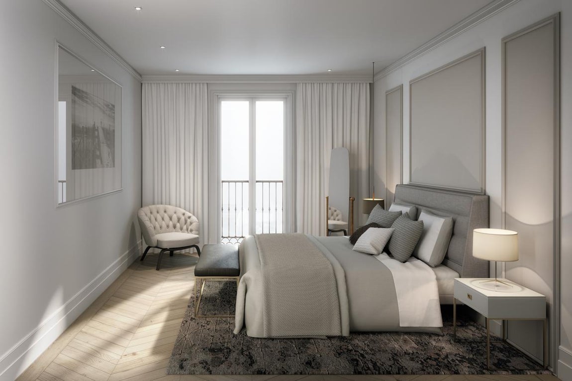 Cortes: 2.350.000 €. Las habitaciones de todas las viviendas son espaciosas y tienen mucha luz natural gracias al gran número de balcones a la calle de los que cuenta la finca. El salón ocupa una superficie de más de 100 metros cuadrados. El dormitorio principal de la vivienda tiene cuarto de baño y vestidor, el segundo dormitorio también tiene cuarto de baño privado