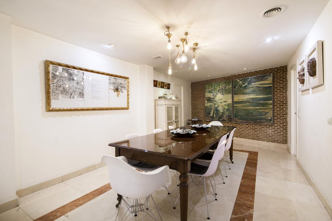 Palacio: 1.795.000 €. Al comedor se accede se accede desde el salón y guarda espacio para muchos invitados. Es perfecto como sala de reunión. Cerca de él está la cocina, totalmente independiente del resto de estancias