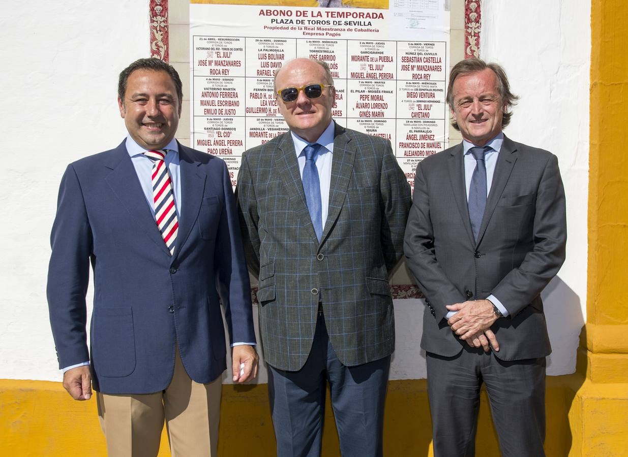 El delegado provincial del Gobierno andaluz Ricardo Sánchez, el director regional de El Corte Inglés, Ángel Aguado y su director de Comunicación, Fernando Murube