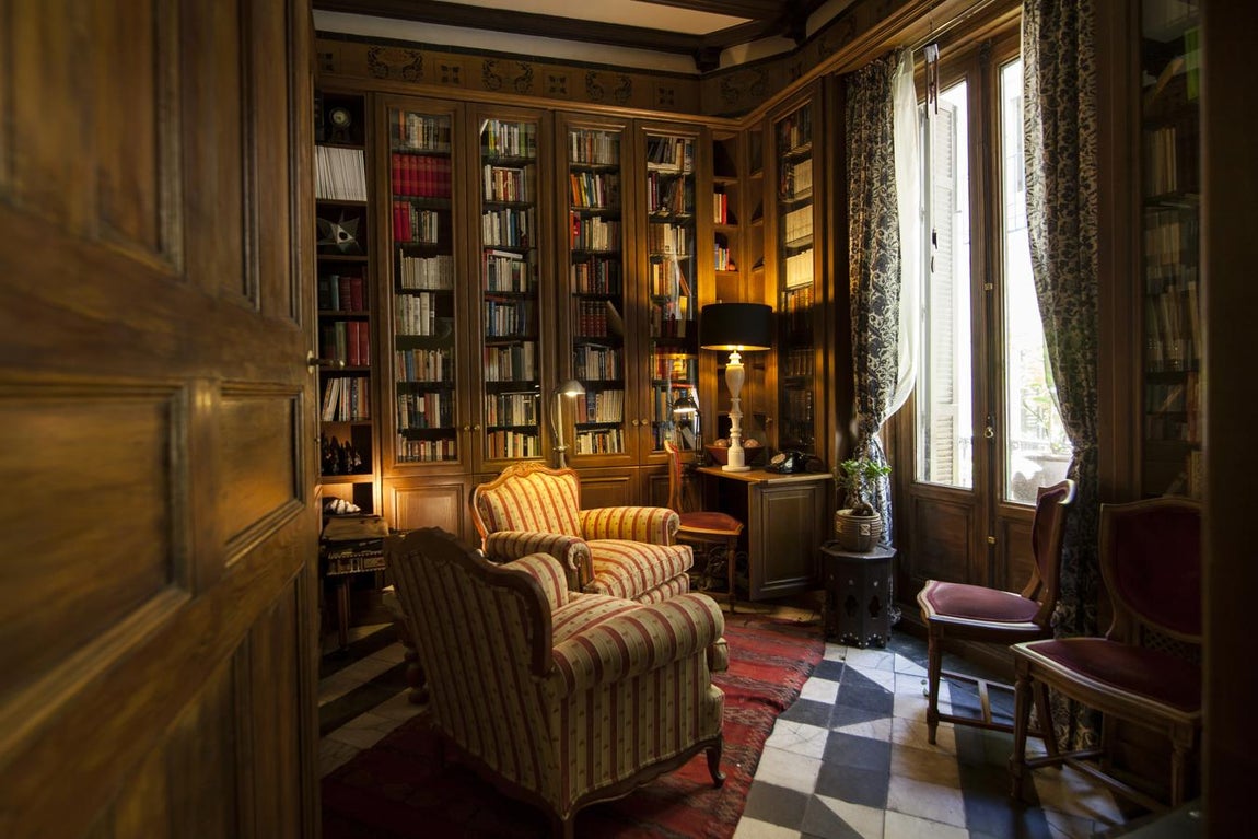 Sol: 2.300.000 €. El inmueble, de 325 metros cuadrados últiles, está en una primera planta y tiene un amplio salón con cinco balcones a la calle. Cuenta con una librería a cada lado del mismo, ambas pueden utilizarse a modo de sala de reuniones y despacho,  son, además, excelentes rincones para la lectura