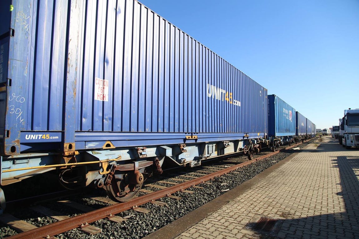 FOTOS: Llega el primer tren de Madrid con 33 vagones con destino el Puerto de Cádiz