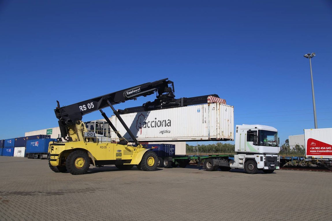 FOTOS: Llega el primer tren de Madrid con 33 vagones con destino el Puerto de Cádiz