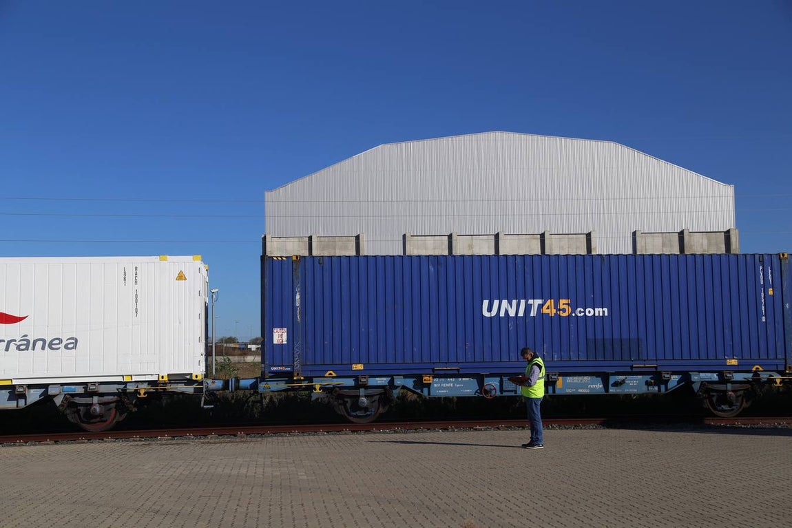 FOTOS: Llega el primer tren de Madrid con 33 vagones con destino el Puerto de Cádiz