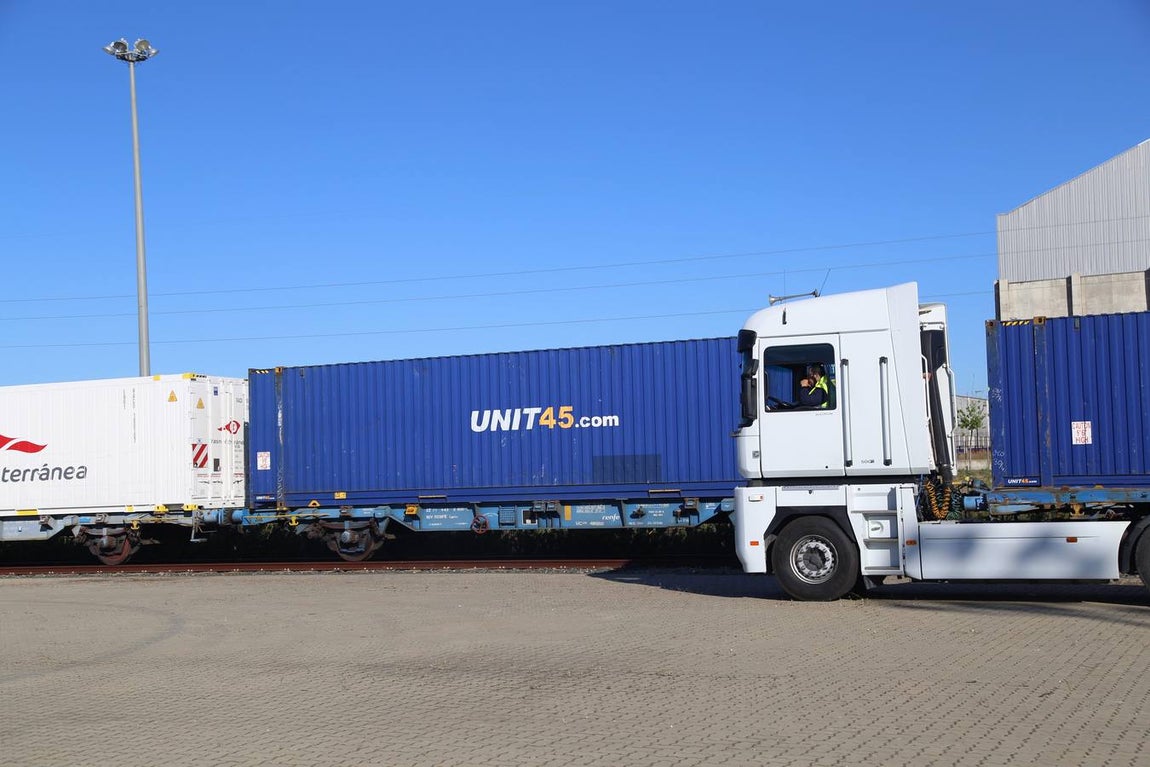 FOTOS: Llega el primer tren de Madrid con 33 vagones con destino el Puerto de Cádiz