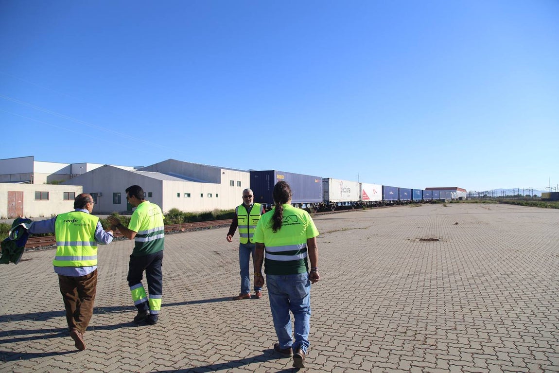FOTOS: Llega el primer tren de Madrid con 33 vagones con destino el Puerto de Cádiz