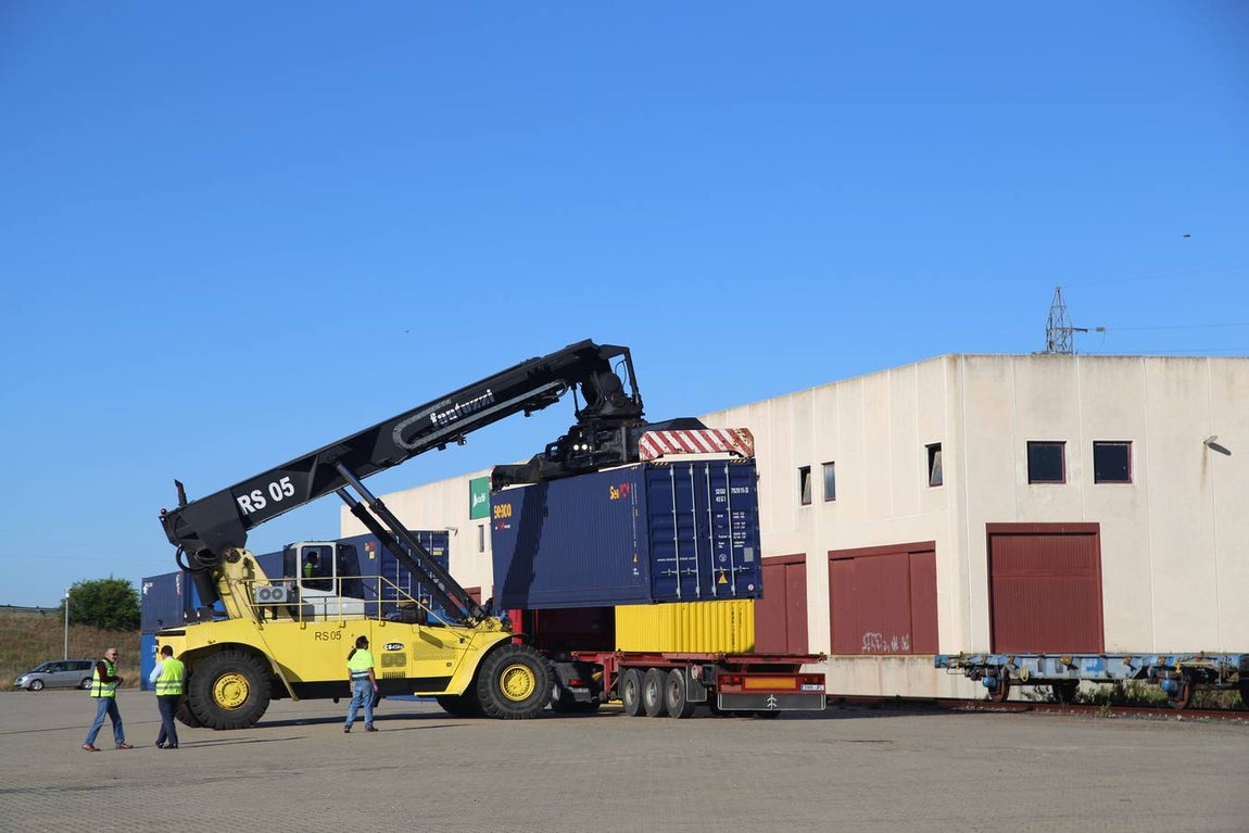 FOTOS: Llega el primer tren de Madrid con 33 vagones con destino el Puerto de Cádiz