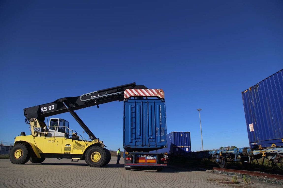 FOTOS: Llega el primer tren de Madrid con 33 vagones con destino el Puerto de Cádiz