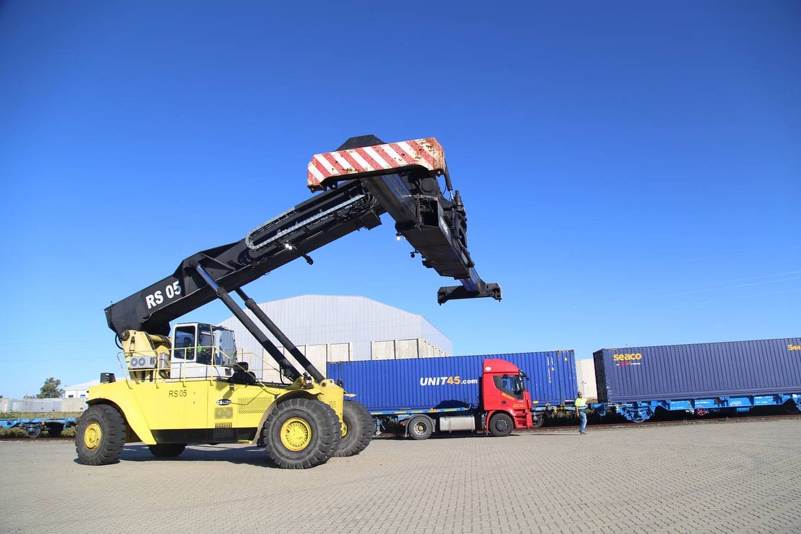 FOTOS: Llega el primer tren de Madrid con 33 vagones con destino el Puerto de Cádiz