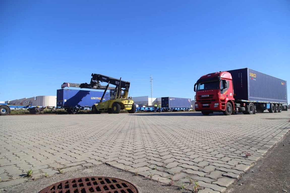 FOTOS: Llega el primer tren de Madrid con 33 vagones con destino el Puerto de Cádiz