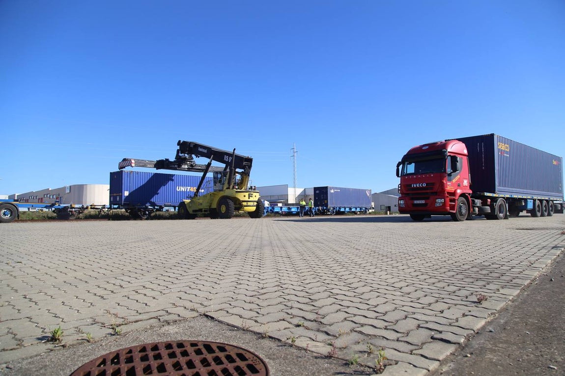 FOTOS: Llega el primer tren de Madrid con 33 vagones con destino el Puerto de Cádiz