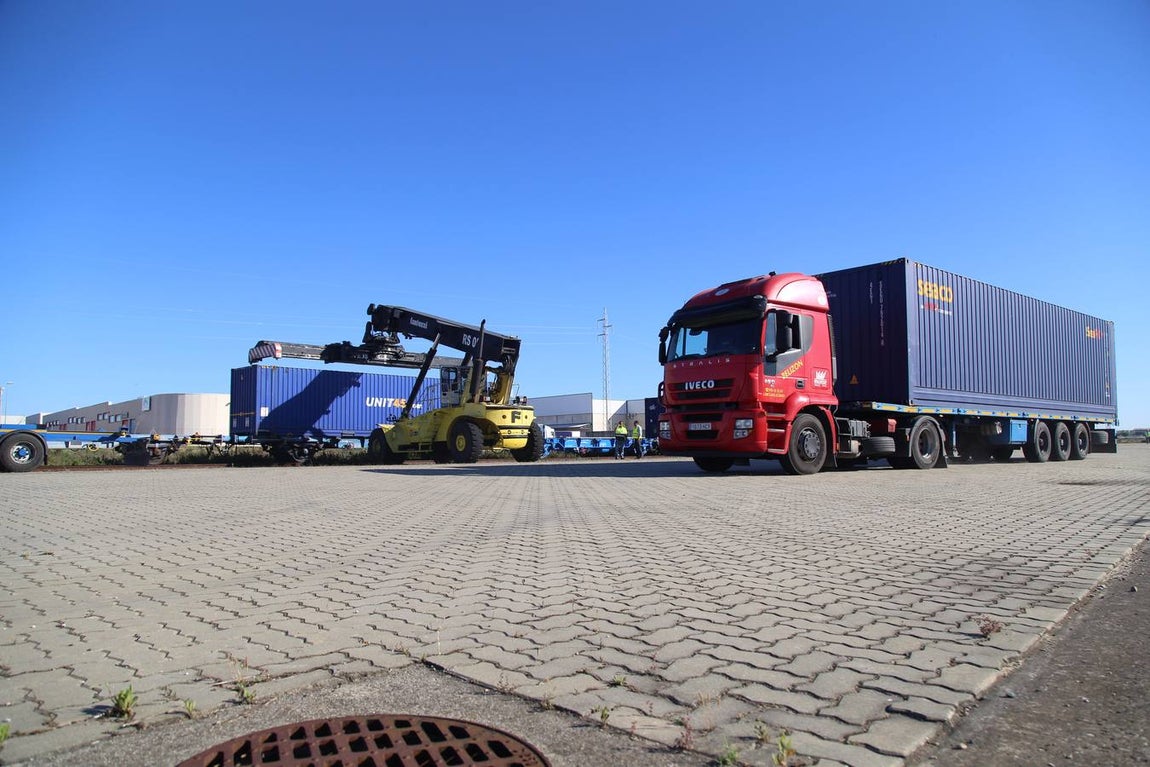 FOTOS: Llega el primer tren de Madrid con 33 vagones con destino el Puerto de Cádiz