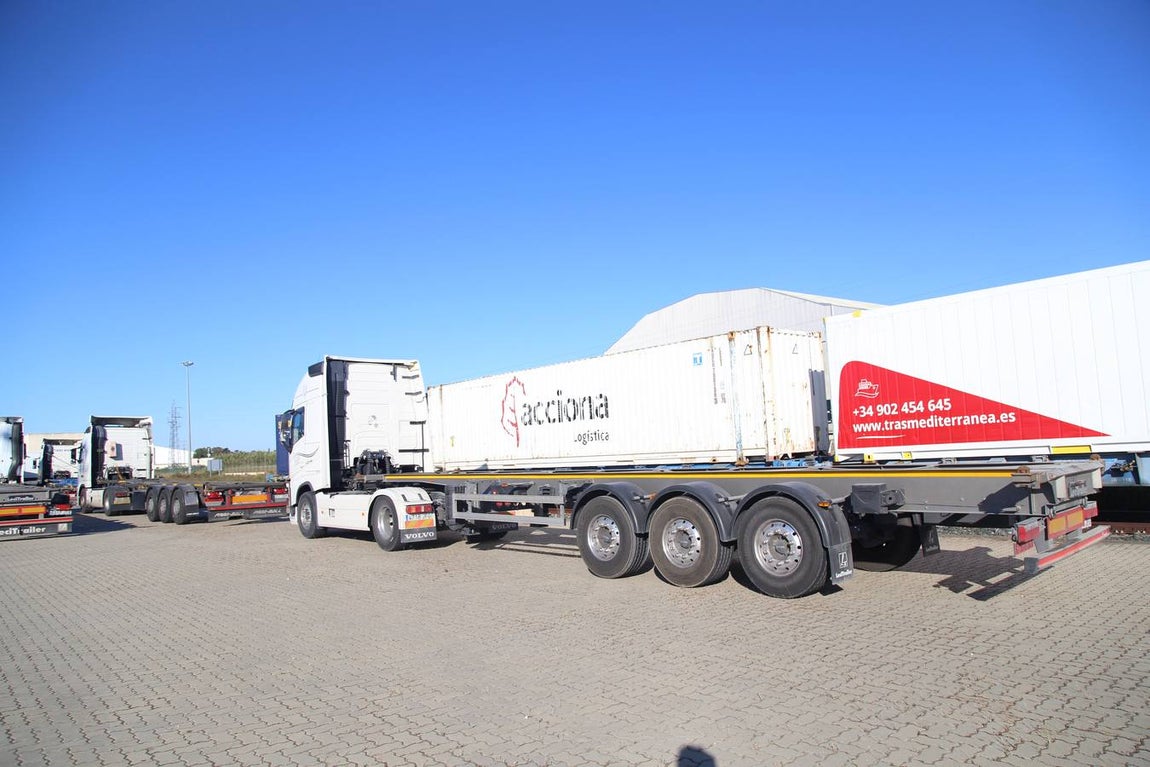 FOTOS: Llega el primer tren de Madrid con 33 vagones con destino el Puerto de Cádiz