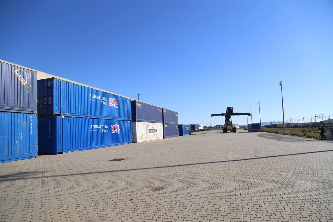 FOTOS: Llega el primer tren de Madrid con 33 vagones con destino el Puerto de Cádiz