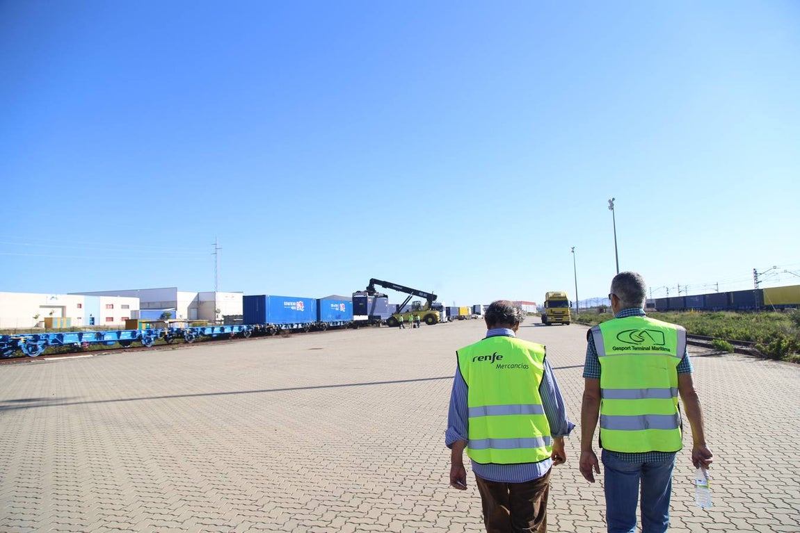 FOTOS: Llega el primer tren de Madrid con 33 vagones con destino el Puerto de Cádiz