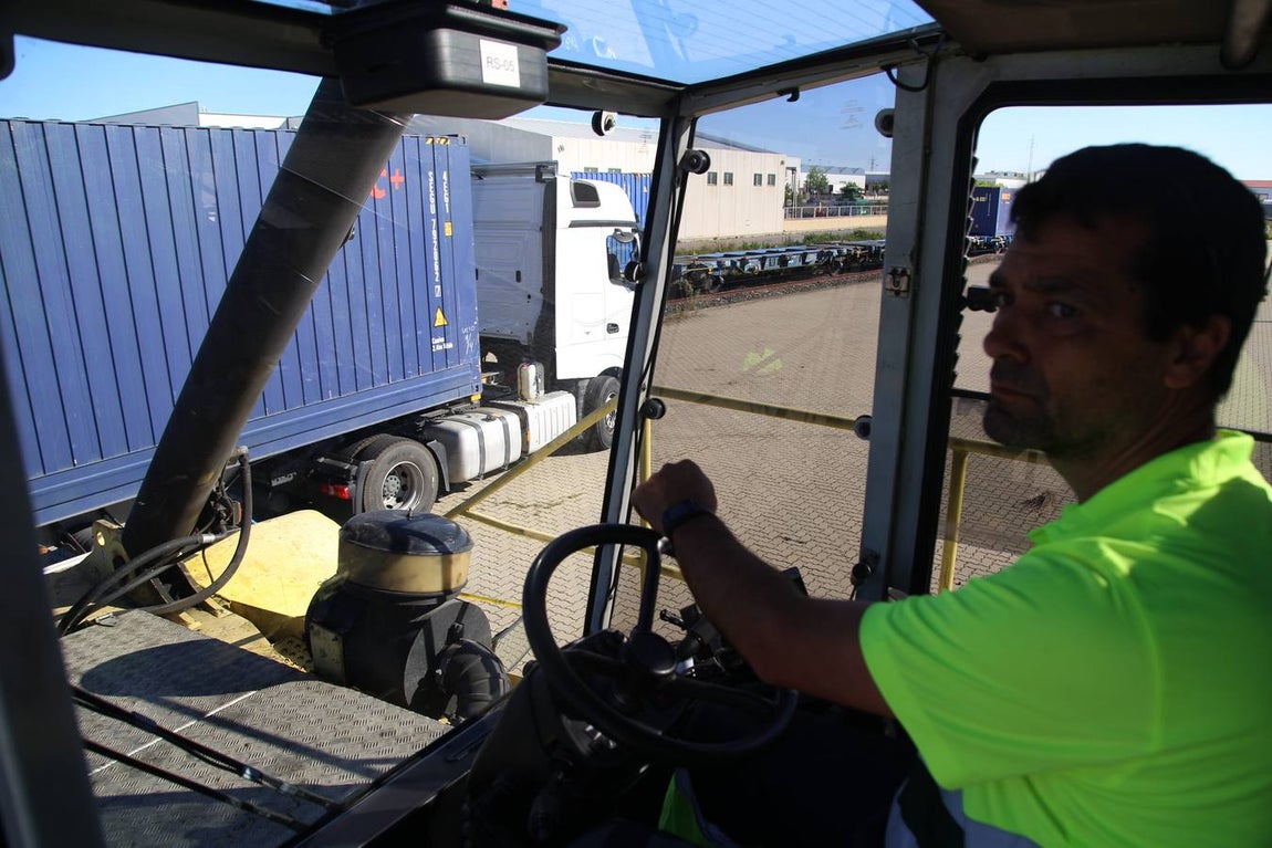 FOTOS: Llega el primer tren de Madrid con 33 vagones con destino el Puerto de Cádiz