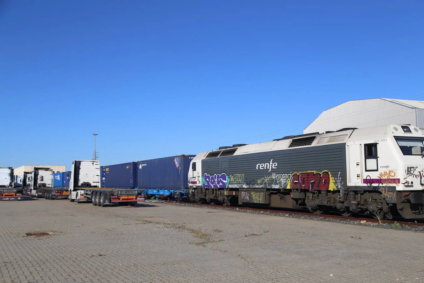 FOTOS: Llega el primer tren de Madrid con 33 vagones con destino el Puerto de Cádiz